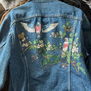 Vintage 80’s Lee hand painted denim trucker jacket birds. M